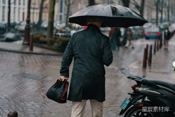 高清摄影 手持黑色雨伞的男人