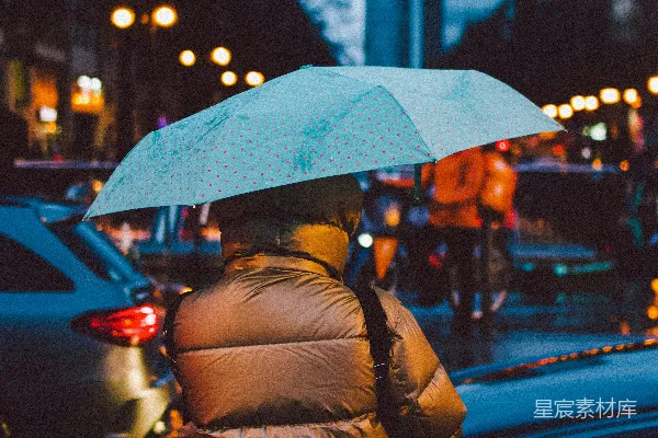 高清摄影 一个女人走在街上拿着雨伞