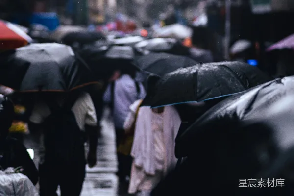 高清摄影 人们打着伞在雨中行走
