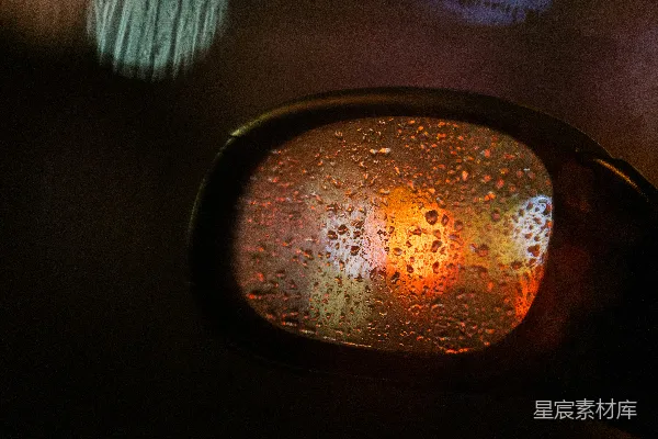 高清摄影 带有雨滴的后视镜