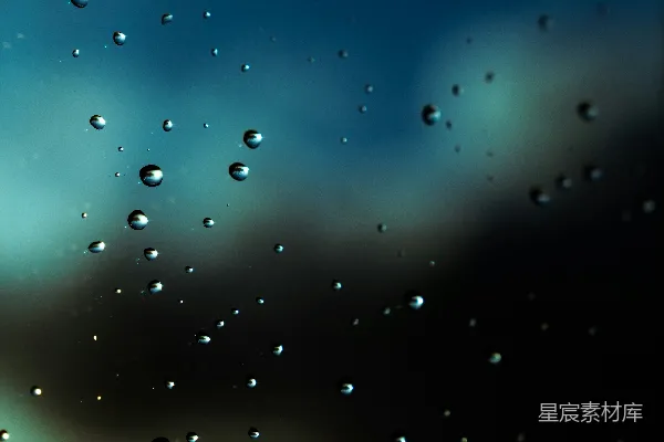 高清摄影 玻璃上滴落的雨珠，带有暗淡模糊的背景。