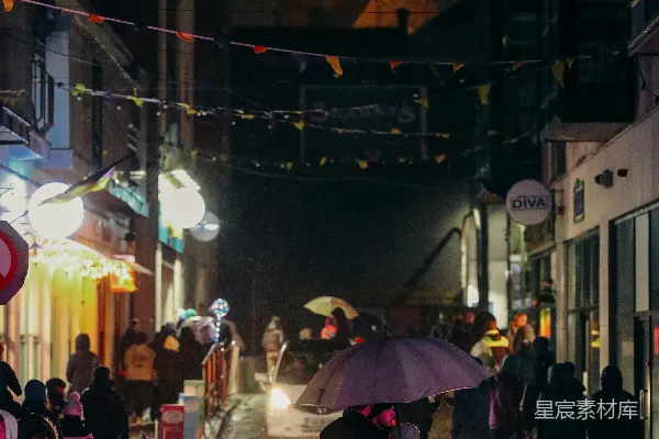 高清摄影 一群人在夜晚走在街上