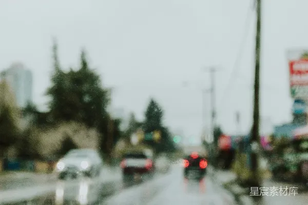高清摄影 一幅模糊的城市街道画面，上面有汽车。