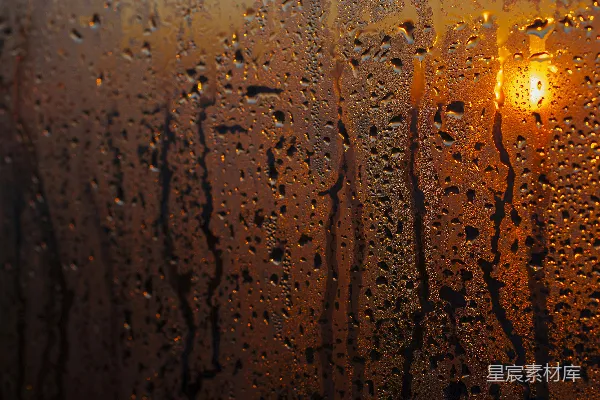 高清摄影 窗外有街灯的窗户上滴着雨drops