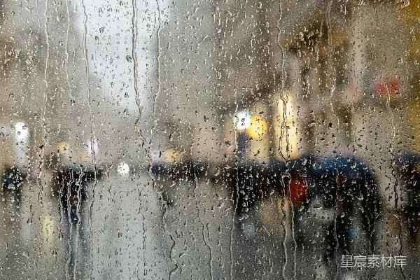 高清摄影 透过蒙上雨水的窗户看的一条城市街道