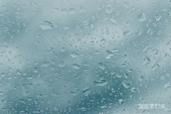 高清摄影 雨滴落在有云的玻璃窗上形成了凉爽的图案。