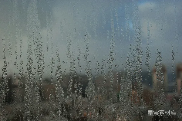 高清摄影 窗外的城市中，雨滴落在窗户上