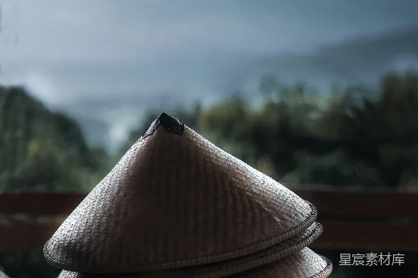 高清摄影 一叠帽子放在一张白色桌子的顶部