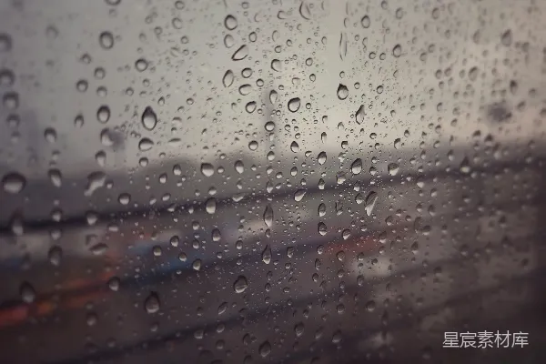 高清摄影 窗玻璃上滴落的雨珠，背景模糊。