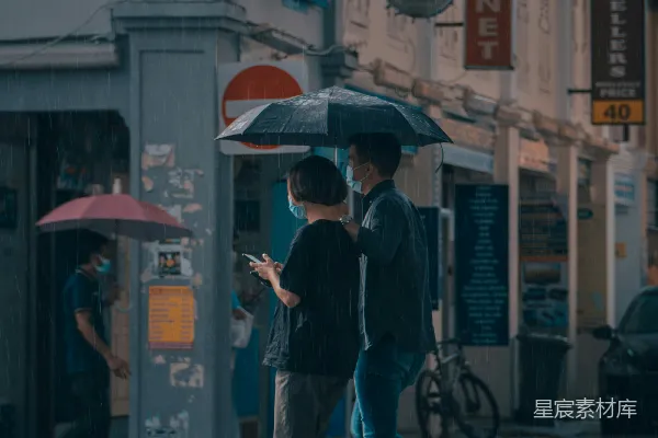 高清摄影 黑色夹克的男人手持雨伞在白天走在人行道上