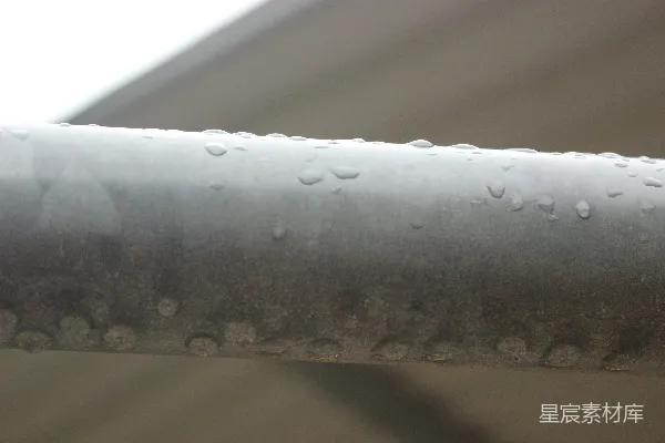 高清摄影 金属管上的雨滴