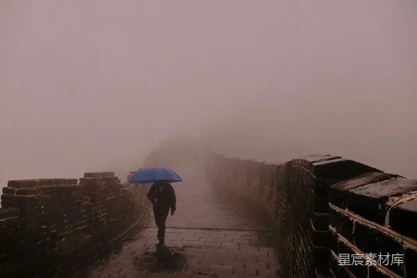 高清摄影 打着伞的人在薄雾中漫步