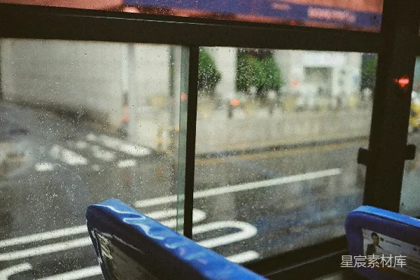 高清摄影 雨天空置的公交车座位