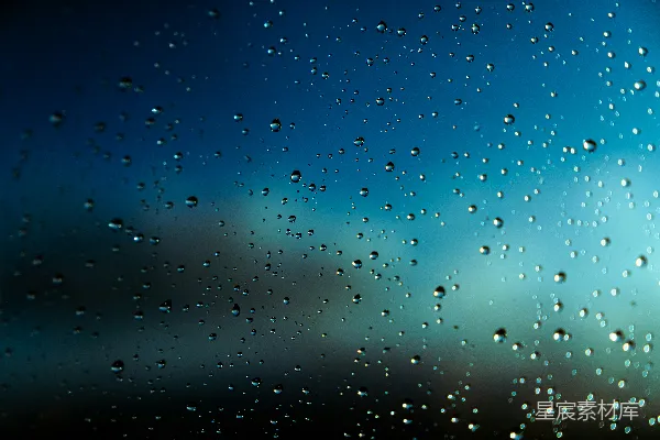 高清摄影 玻璃上滴落的雨珠，背景为模糊的蓝色和暗色。
