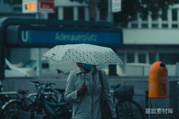 高清摄影 身穿灰色大衣的人拿着雨伞