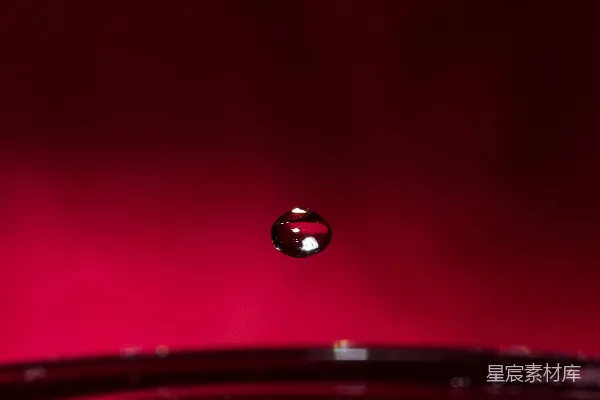 高清摄影 红表面上的水珠