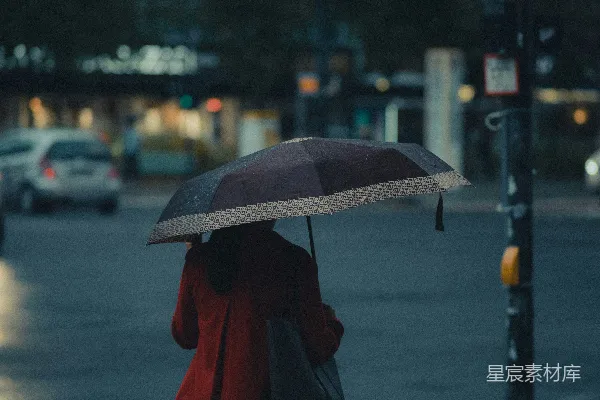 高清摄影 红色外套的人撑着雨伞