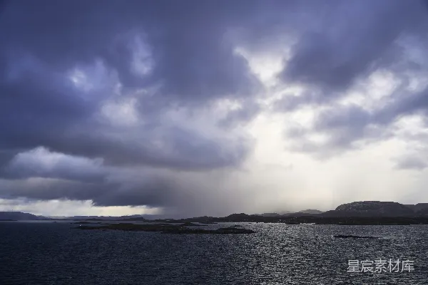 高清摄影 暗雨云层聚集在波涛汹涌的大海上。