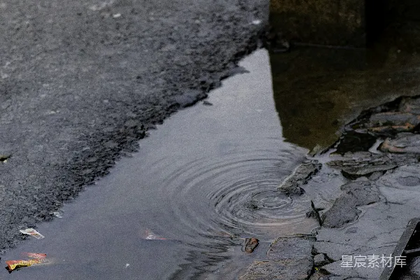 高清摄影 水洼上的波纹反射着街灯的光芒