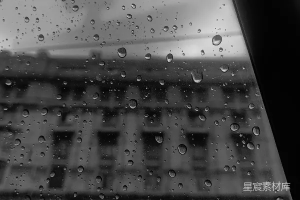 高清摄影 黑白照片中的雨滴落在窗户上