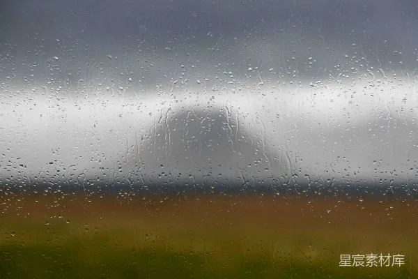 高清摄影 模糊背景中滴落的雨滴