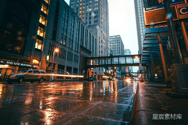 高清摄影 白天人们在靠近高楼建筑的 sidewalks 上行走
