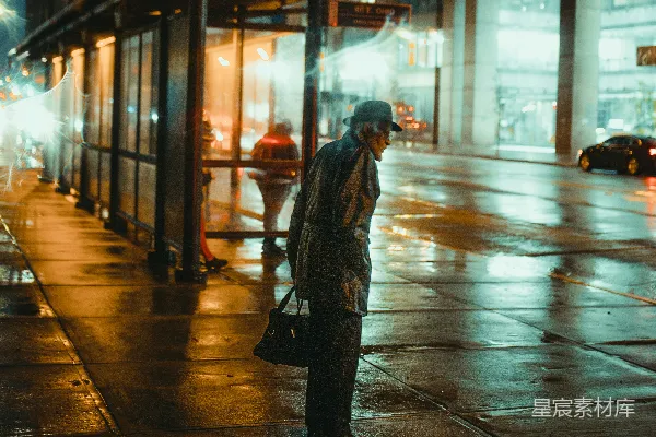 高清摄影 男士背着背包站在棚子旁边
