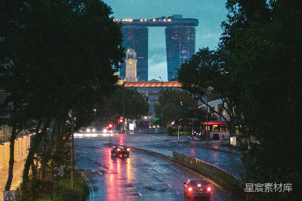高清摄影 路面上的汽车接近一座桥的夜间场景