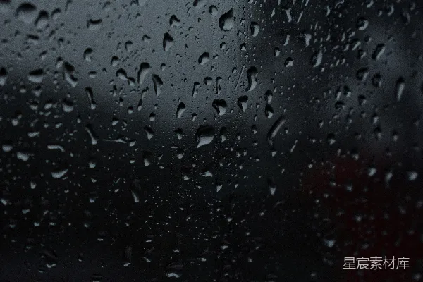 高清摄影 模糊背景中滴落的雨珠