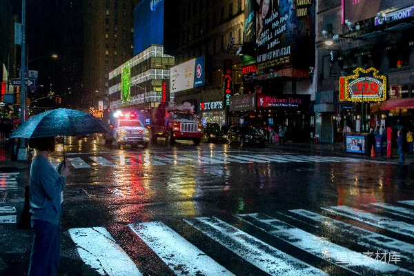 高清摄影 持伞的人正在雨中站立。