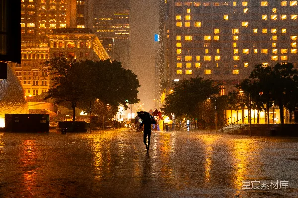 高清摄影 手持雨伞的人在夜晚的湿城市街上行走。