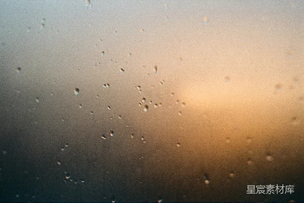 高清摄影 窗外夕阳映衬下滴落的雨滴