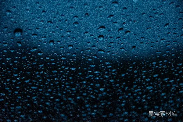 高清摄影 黑暗蓝色表面上的雨滴