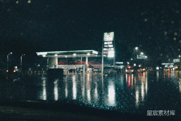 高清摄影 夜晚的城市街道，地面有雨水。