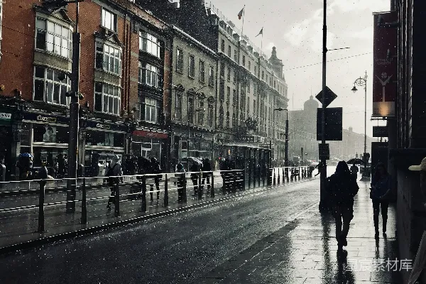 高清摄影 湿漉漉的城市街道上人们在雨中行走