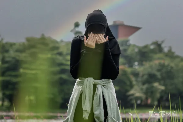 高清摄影 裹头巾的女人背景是彩虹