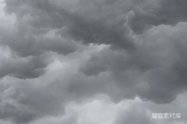 高清摄影 乌黑厚重的 Storm 云遮蔽了天空。