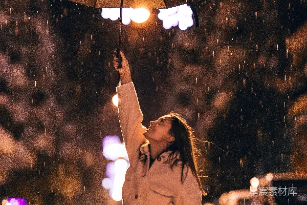 高清摄影 棕色外套的女人在夜间拿着雨伞