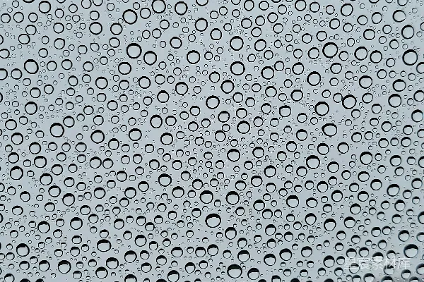 高清摄影 窗户上的近景，挂着雨滴。