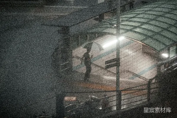 高清摄影 撑伞的人进入地铁入口处下雨。