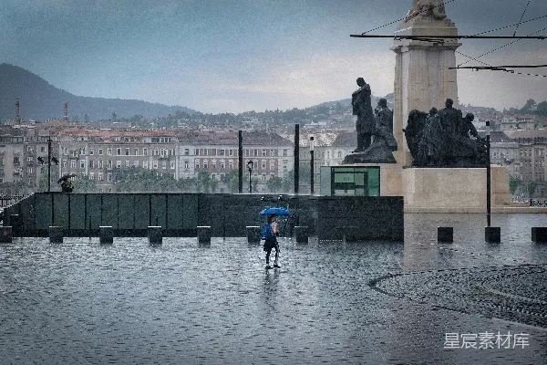 高清摄影 一个人打着伞在雨中行走。