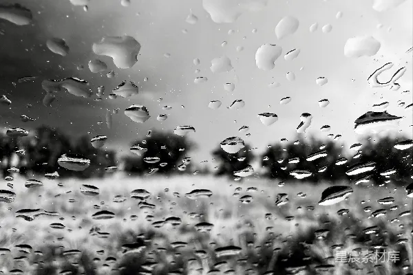 高清摄影 窗玻璃上挂着的雨珠与模糊 outdoors 的景色。