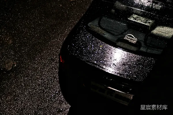 高清摄影 夜晚路边停着一辆车