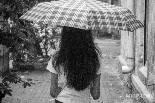 高清摄影 女人在砖砌小径上撑伞行走。