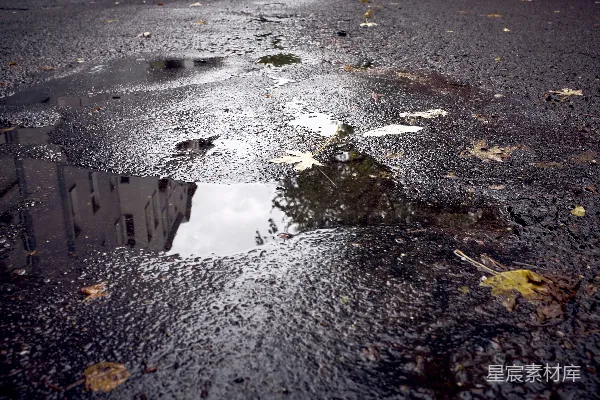 高清摄影 一条地面积水的街道