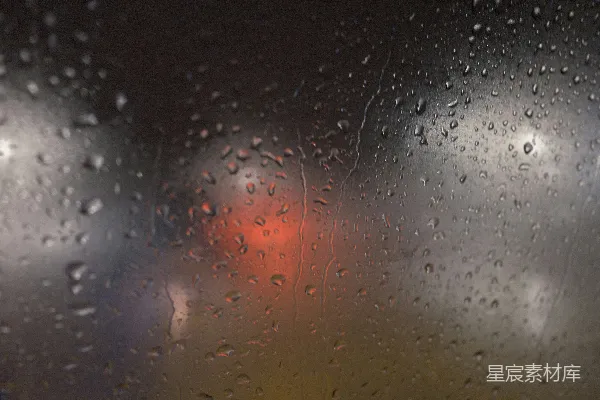 高清摄影 窗玻璃上滴落的雨珠与模糊的灯光