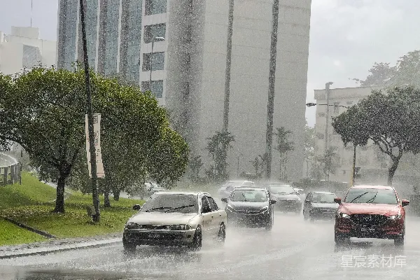 高清摄影 一 bunch of cars在雨中行驶在一条街上
