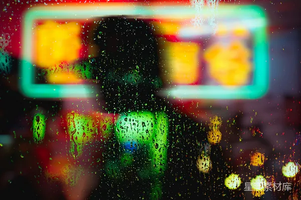 高清摄影 夜景中雨滴模糊了霓虹灯光。