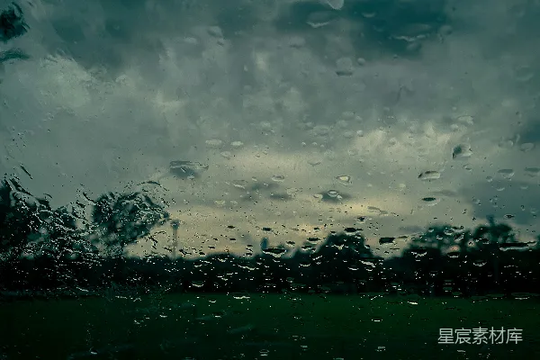 高清摄影 窗前滴落的雨珠映照着乌云密布的天空。