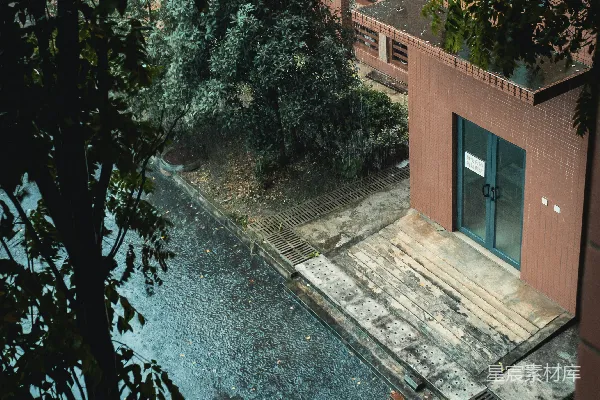 高清摄影 一栋建筑旁边的一个空停车场